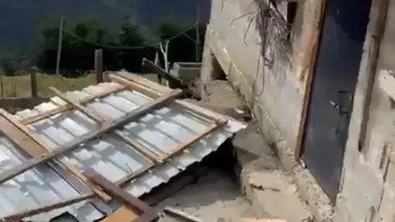 Ayılar evleri adeta yerle bir etti: Vatandaş o anları kahkahayla kayda aldı