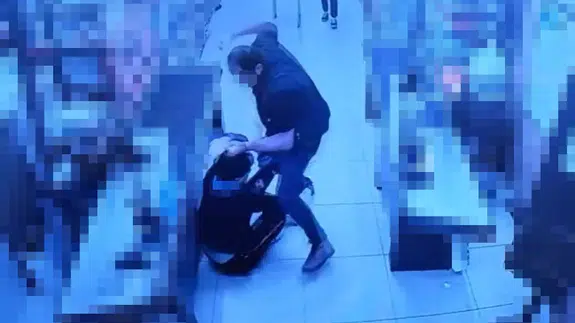 Markette "şeker dökme" diye uyarınca darbedildi: O anlar kamerada