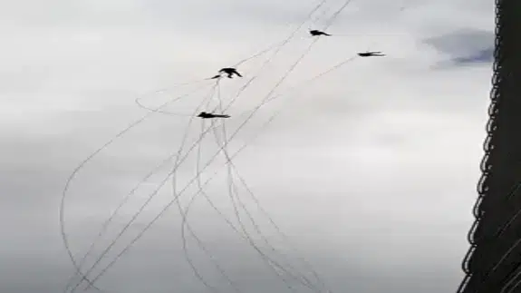 Uçtu uçtu cam siliciler uçtu: Gökdelenin camlarını temizliyorlardı