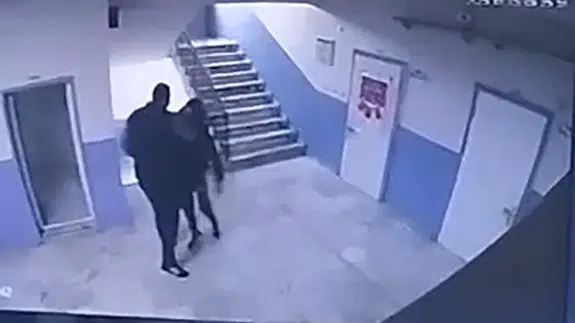 Okulda müdür dehşeti: Otizmli öğrenciyi merdivenlerden böyle itti