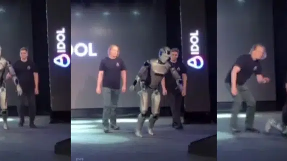 Rusya dünyaya böyle rezil oldu: Robot tanıtım sırasında yere kapaklandı