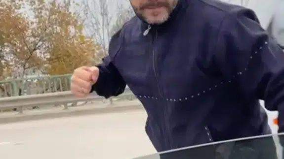 Meclis üyesini sıkıştırıp, aracı yumrukladı: O anlar kamerada