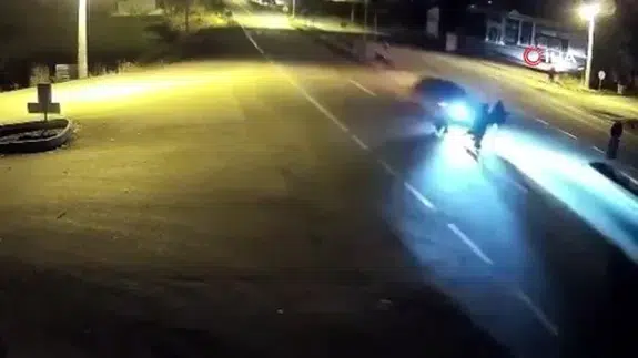 Feci kaza kamerada: Yayalara çarpan otomobil 3 can aldı