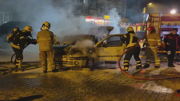 Kimse bir şey yapamadı: Otomobil duman duman böyle yandı