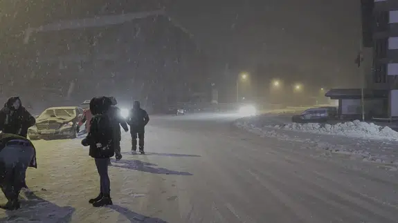 Tatilciler mutlu: Ekipler yolların kapanmaması için aralıksız çalışıyor