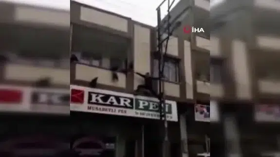 Yürekleri ağza getiren an: Çocuk balkonda böyle asılı kaldı