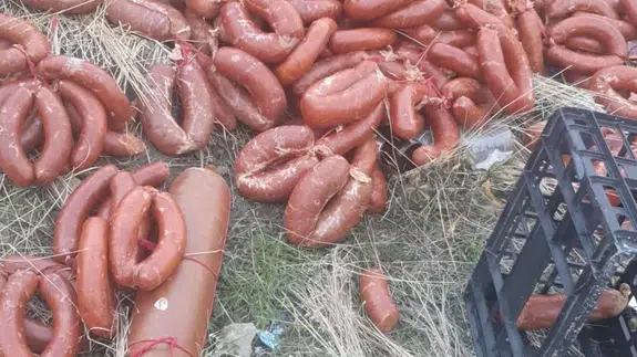 Sebebi bulunamadı: Yüzlerce kilo et ürünü boş araziye atıldı