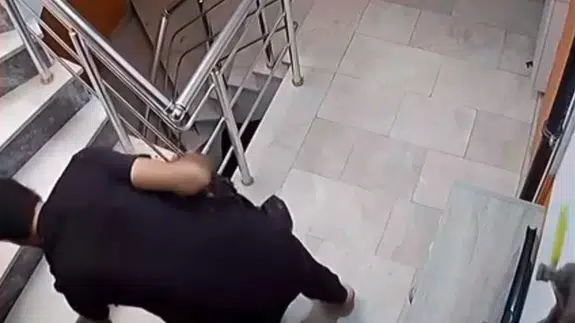 Numaralarına bakıp ayakkabıları çaldı: O görüntüler kamerada