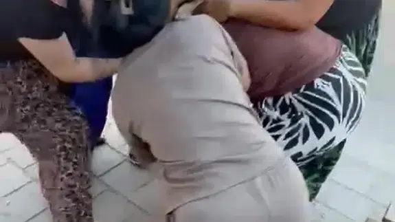 Genç kadını çocuğunun yanında hem dövdüler hem de videoya çektiler