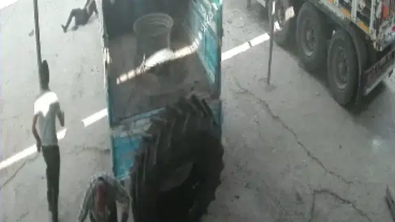 Şişirilen lastik bomba gibi patladı: İnsanlar havaya uçtu