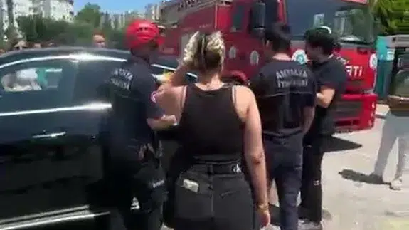 Çocuğu araç içerisinde kilitli kaldı: Anne çaresizce bekledi