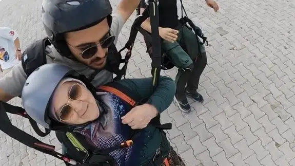 Türkan teyzenin paraşüt macerası güldürdü: "İnşallah tansiyonumu yükseltmez"