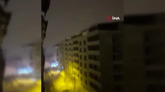 Dehşet anları kamerada: Çatı çığı  enerji hattını yerle bir etti