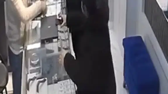 Kamera şakası gibi soygun girişimi: O anlar böyle görüntülendi