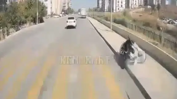 Sürücünün direğe çarptığı kaza anı: Motosiklet metrelerce sürüklendi