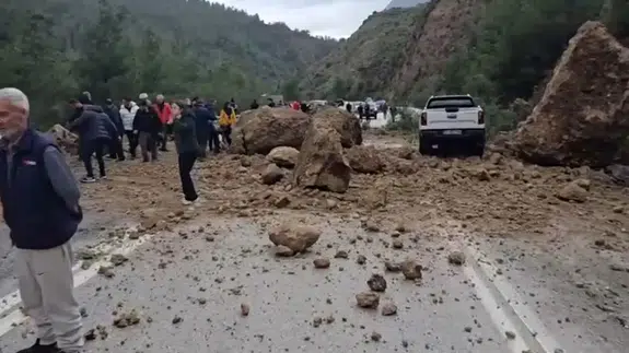 Felaketi kıl payı atlattılar: Dev kayalar yolu böyle kapattı
