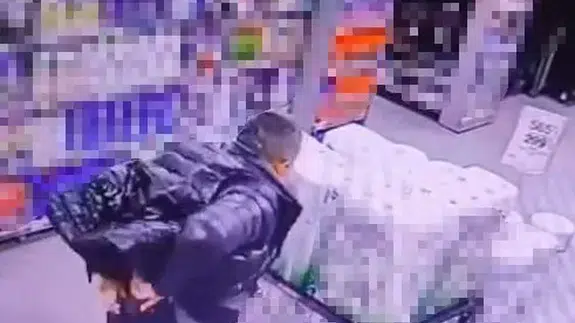 Marketten alkol çaldı, kimse görmeden şişeleri pantolonun içine soktu