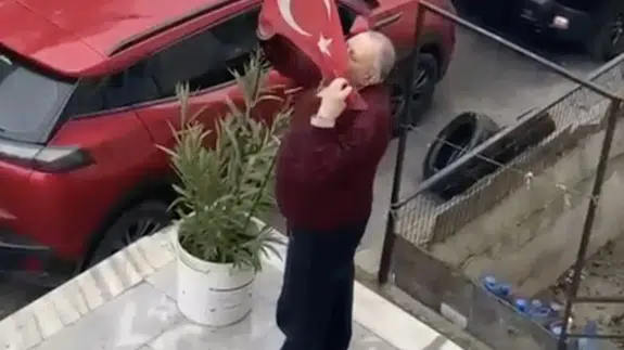 Yerde gördü, öperek yerine astı: İzleyenler duygulandı