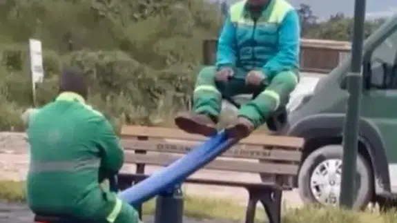 Çöp toplarken bir an çocukluklarına döndüler: Tahteravalliye böyle bindiler