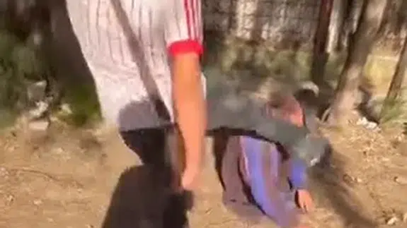 Yaşlı adamın yüzüne tekme atıp sosyal medyada paylaştılar