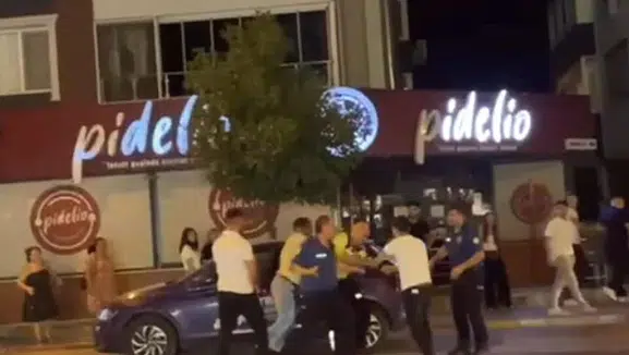 Ceza yazan polise saldırdılar