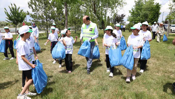 Konya'daki Türk Yıldızları Parkı tertemiz oldu: Başkan ve öğrenciler kolları sıvadı