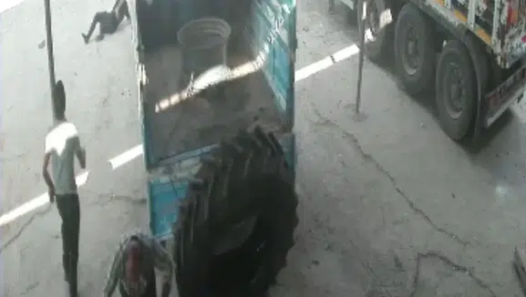 Şişirilen lastik bomba gibi patladı: İnsanlar havaya uçtu