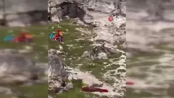 Dağda kurtarma operasyonu: Sağlık çalışanı kayalıklardan böyle yuvarlandı