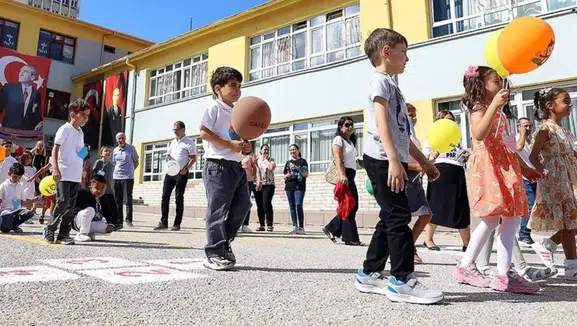 Ders zili 'Maarifin Kalbine Oyun' için çaldı: Okullarda cep telefonu artık yasak