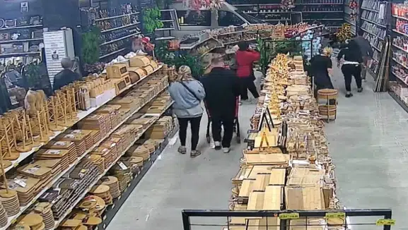 Servis aracı mağazaya böyle daldı: Müşteriler neye uğradığını şaşırdı