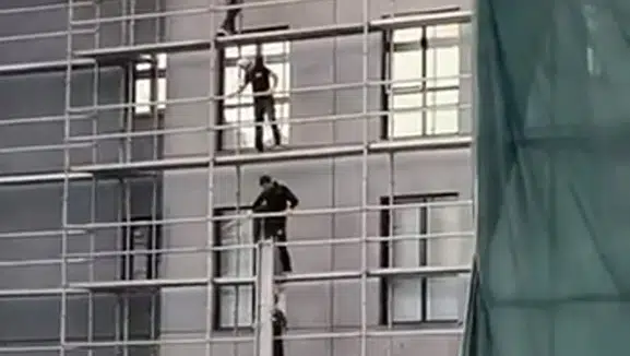 Türk usulü asansör sistemi: İnşaat işçilerinin hayatlarını hiçe saydığı anlar