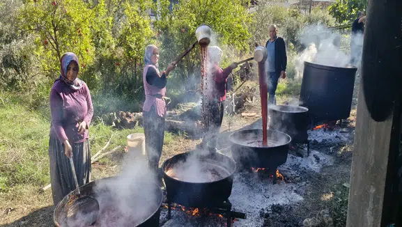 Kazanlar kuruldu, Yörüklerin nar ekşisi mesaisi başladı