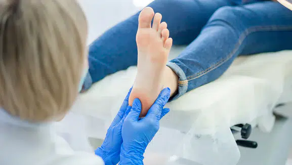 Sabah ilk adımlarda topuk ağrısı topuk dikeni habercisi olabilir
