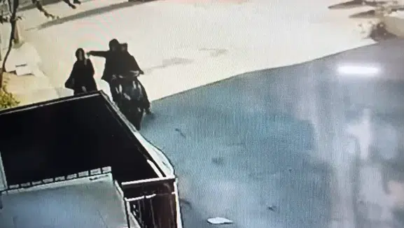 Telefonla konuşurken kapkaça uğradı : O anlar kamerada