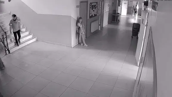 Öğrencisini sırtında taşıdı: Öğretmenin duygulandıran davranışı