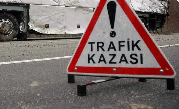 İki arkadaşın kahreden ölümü: Aydınlatma direğine çarptılar
