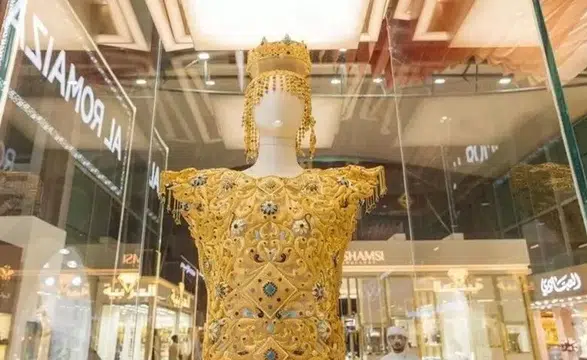 21 ayar altın, 10 kilo elbise: Fiyatıyla Guinness Dünya Rekoru kırdı