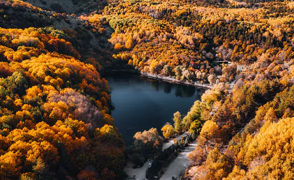 Karagöl Tabiat Parkı sonbahar renklerine büründü