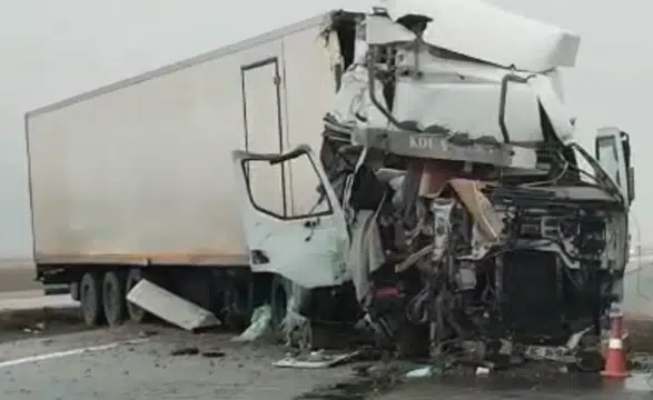 Konya'da tır yol kenarındaki tırın dorsesine çarptı: 1 yaralı