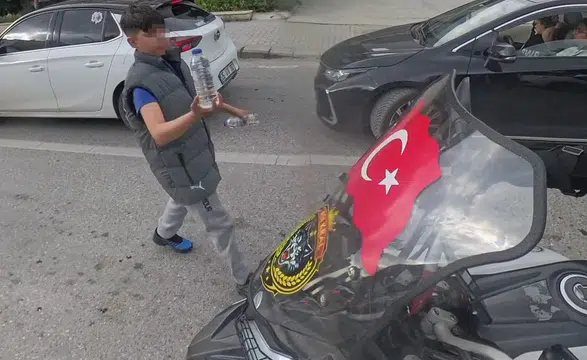 "Abi susamışsındır, sen benim Türk bayrağımı taşıyorsun"