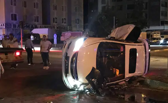 Konya'da otomobiller kavşakta çarpıştı: 2 yaralı