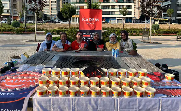 Kadem Konya, Şefikcan Parkı'nda aşure dağıttı