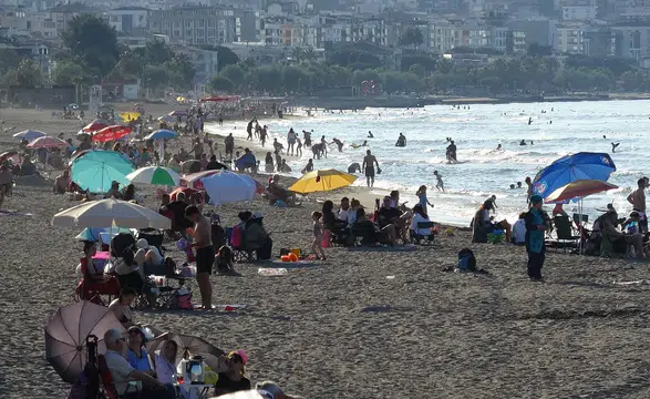 İnsanlar neden yazın denize koşuyor: Deniz suyunun faydaları