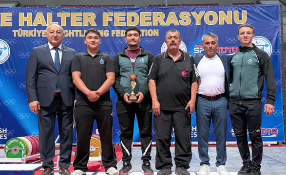 Karatay Belediyesinden halterde çifte başarı