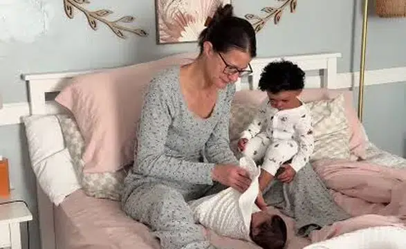 Bu annelik, anneliğe savaş mı: Korkutucu ve tuhaf “Doll-Mom” akımı