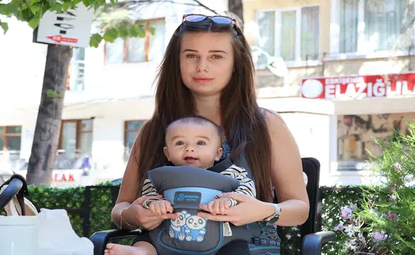 Çocuğunun saç telinden kendisine bileklik yaptı: Sonrasında büyülendi