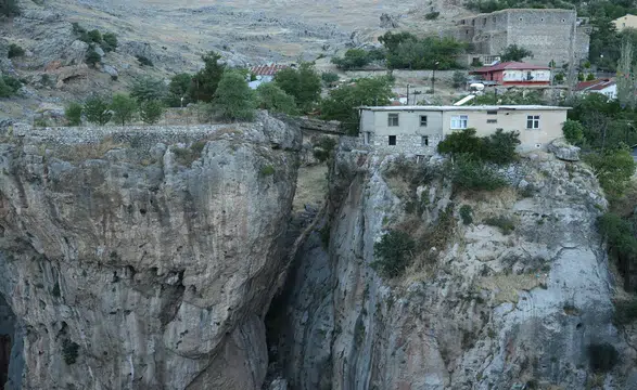 Bu evde yaşamak cesaret ister: Gören gerçek mi yapay zeka mı diye bir daha bakıyor