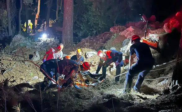 Araç 50 metrelik uçuruma yuvarlandı: 2 ölü, 4 yaralı