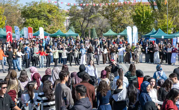 Selçuk Üniversitesinde tanışma şenliği: Halay çekildi, pilav kaşıklandı