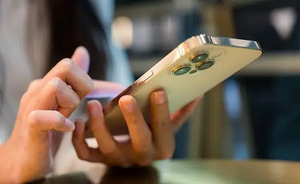 Akıllı telefonlar konuştuklarımızı dinliyor mu: Yapay zekâ bizi takip ediyor